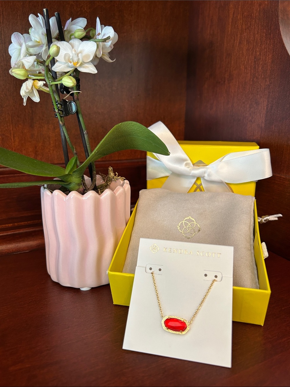 ❤️ Kendra Scott Elisa Gold Pendant Necklace in Red Illusion